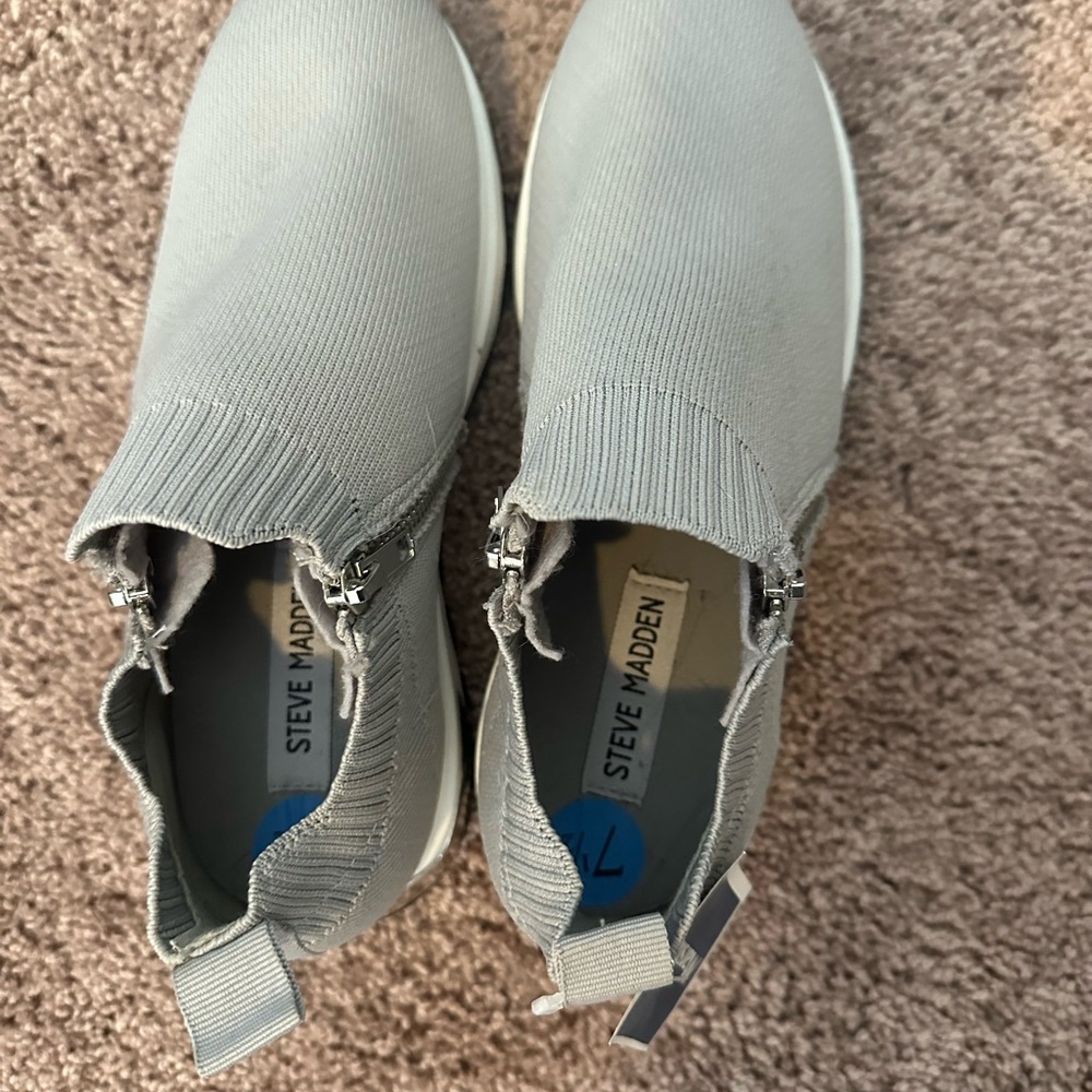 Steve Madden slip ons - Picture 2 of 5